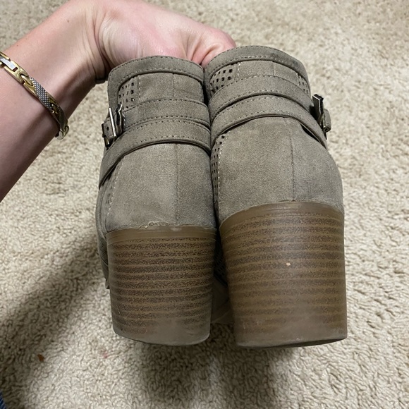 🚨SHOE SALE🚨 C.R. Suede Ankle Booties - Picture 4 of 8